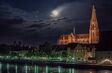 Der Dom bei Nacht über dem Donauufer, Mond über den Türmen