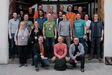 Gruppenbild von rund 25 Leuten vor dem Degginger, dahinter zwei Contao-Roll-ups