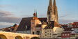 Steinerne Brücke und Dom in Regensburg im Abendlicht
