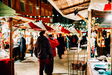 Stände auf dem Weihnachtsmarkt in Regensburg am Abend