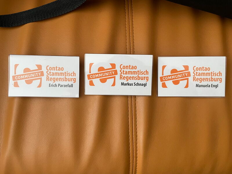 Drei Namensschilder mit dem Contao-Community-Logo: Erich Parzefall, Markus Schnagl, Manuela Engl